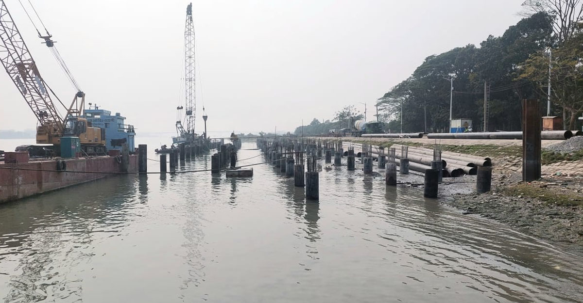 কীর্তনখোলা নদীর মধ্যে জেটি নির্মাণ ও অনিয়ম দেখে মেয়রের ক্ষোভ