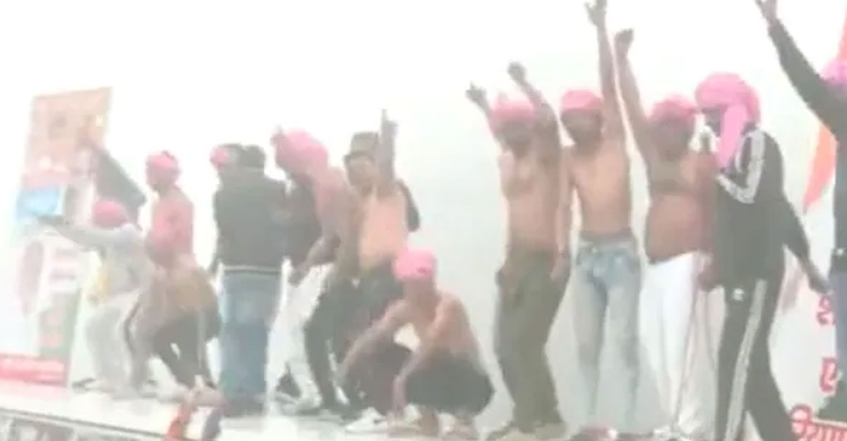 ব্যাপক ঠান্ডায়ও মিছিলে খালি গায়ে নাচছেন কর্মীরা (ভিডিও)