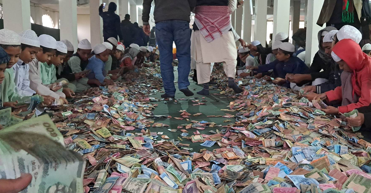 খোলা হয়েছে ঐতিহাসিক পাগলা মসজিদের সিন্দুক, মিলল ২০ বস্তা টাকা