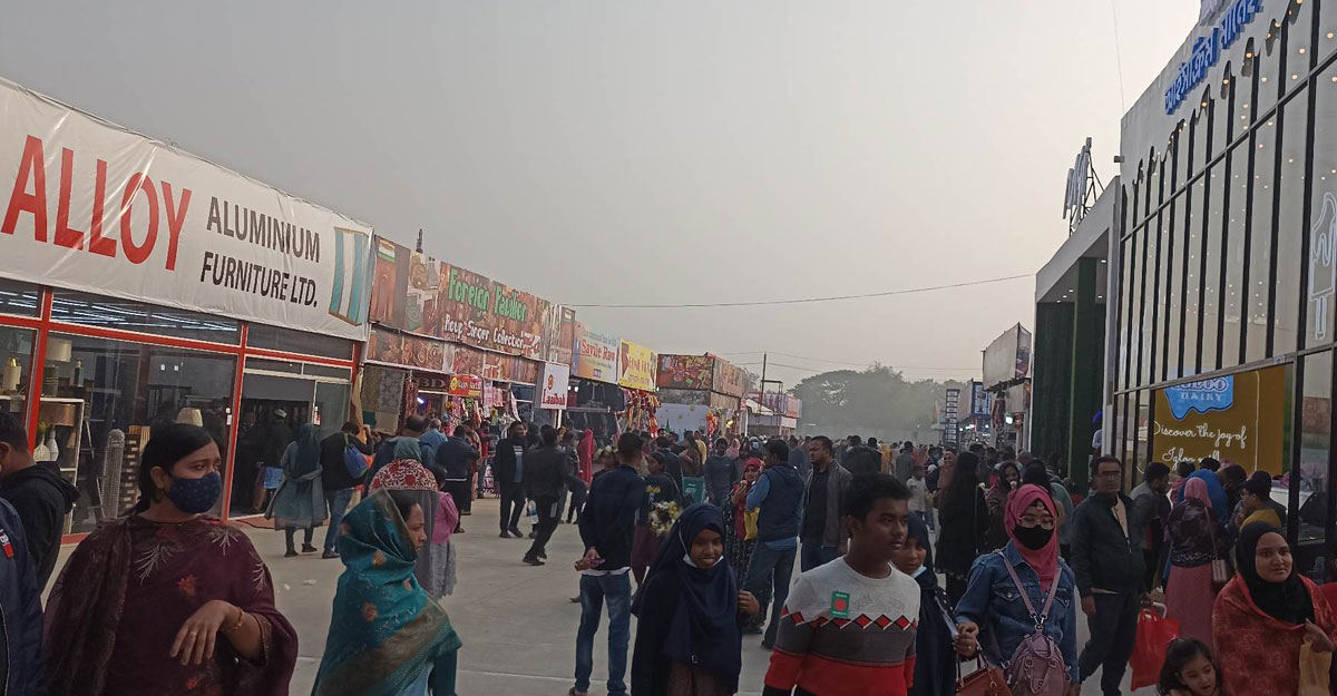 প্রথম ছুটির বিকেলে জমজমাট বাণিজ্য মেলা