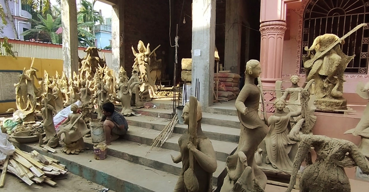 সরস্বতী পুজোর চলছে শেষ মুহূর্তের প্রস্তুতি