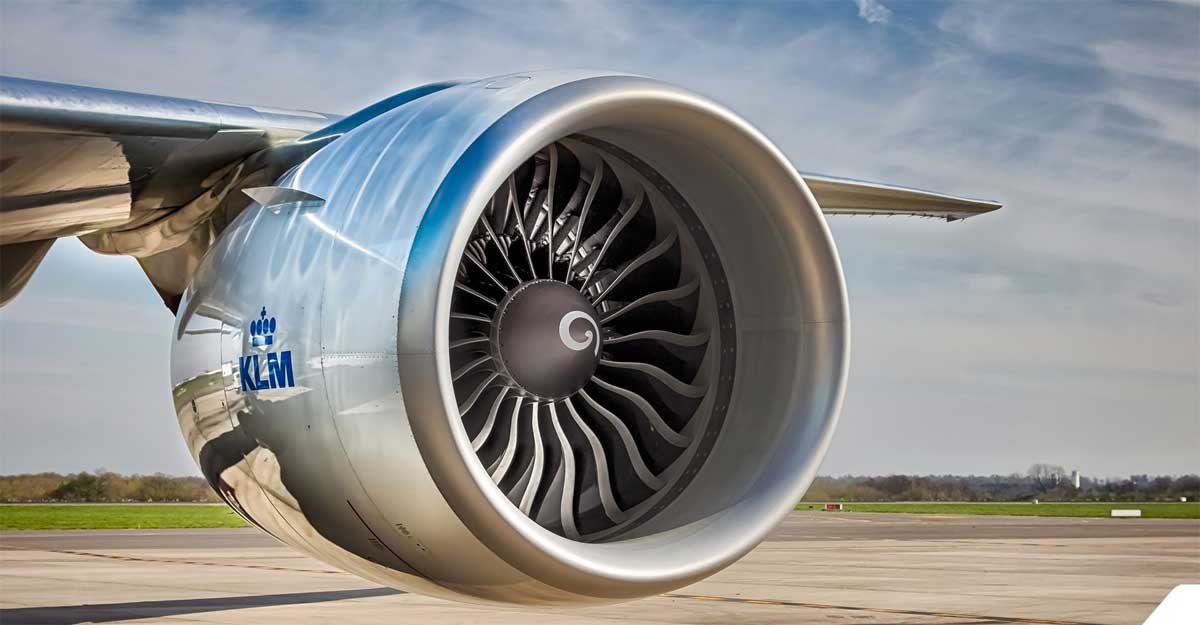 বিমানের ইঞ্জিন টেনে নিল বিমানকর্মীর প্রাণ