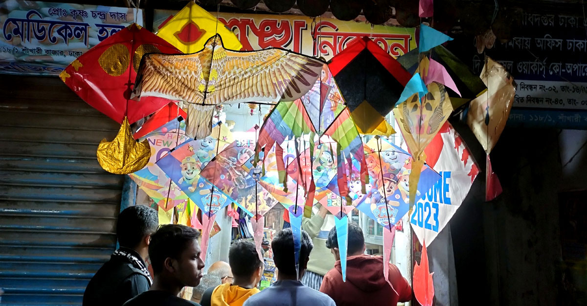 সাকরাইনে মজেছে পুরান ঢাকার তরুণরা, ফানুস নিয়ে দুঃশ্চিন্তা