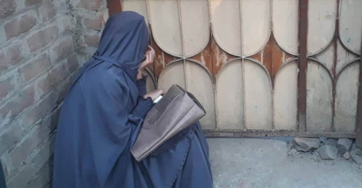 বিয়ের দাবিতে প্রেমিকের বাড়িতে তরুণীর অনশন 