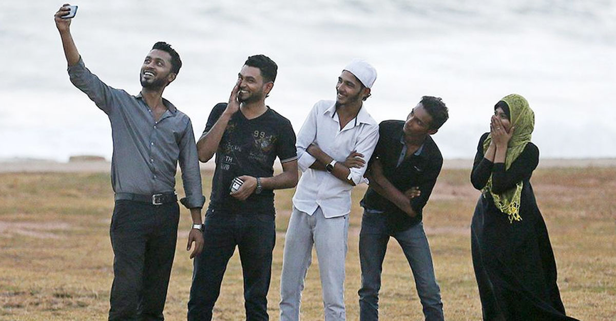 সেলফি আসক্তি নিয়ে ইসলাম কী বলে