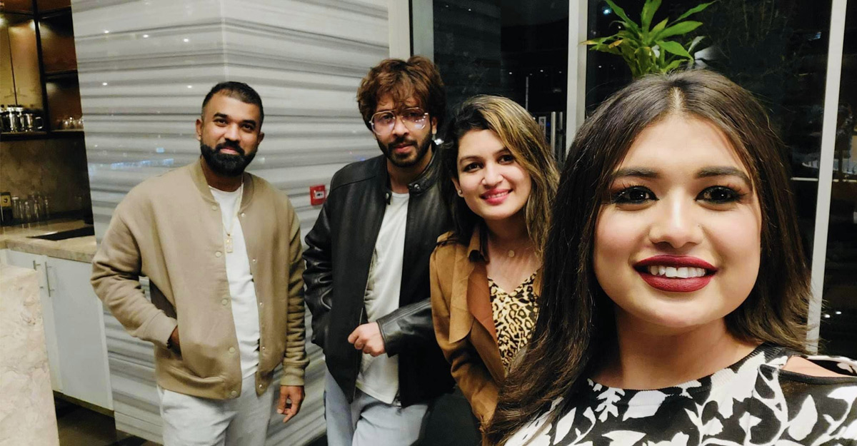 দুবাইয়ে সবার মধ্যমণি শাকিব খান