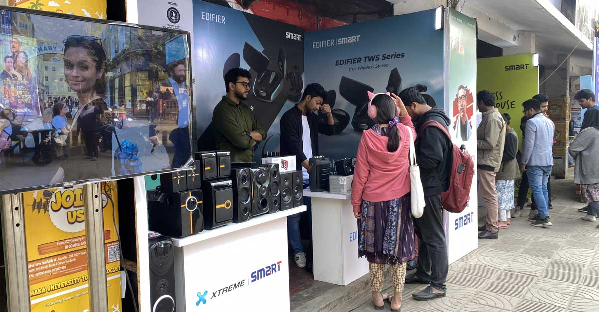 ঢাকা বিশ্ববিদ্যালয়ে প্রযুক্তি পণ্যের প্রদর্শনী চলছে