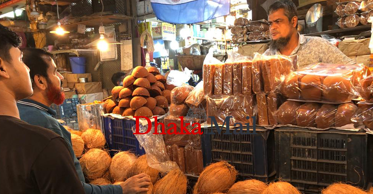 শীতে দামের পাশাপাশি বিক্রি বাড়ছে নারকেল-খেজুর গুড়ের