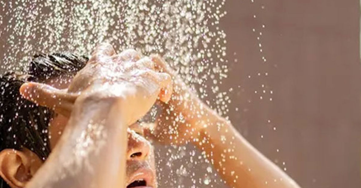 নগ্ন হয়ে গোসল করা কি জায়েজ?