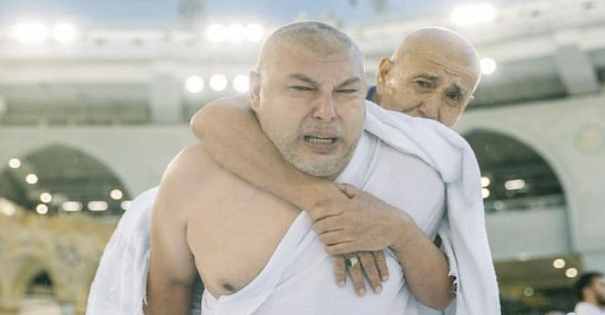 বাবাকে কাঁধে নিয়ে তাওয়াফ, হৃদয় ছুঁয়েছে যে দৃশ্য