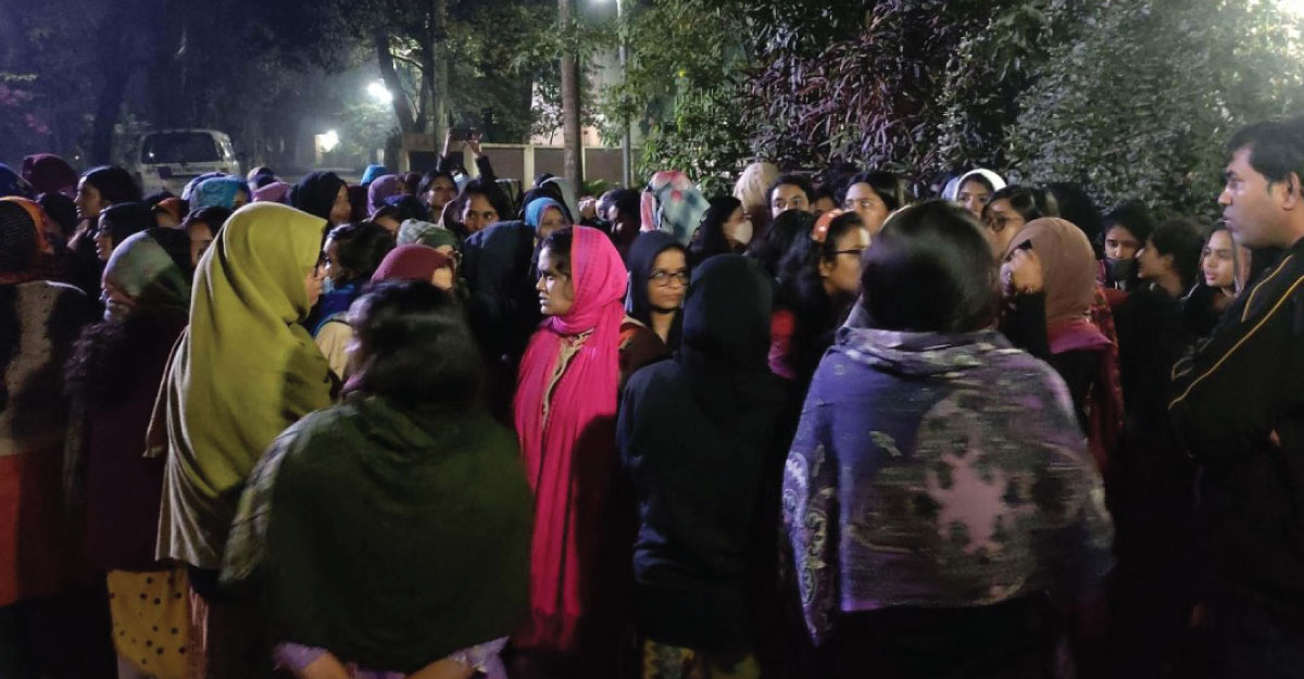 মধ্যরাতে উপাচার্যের বাসভবনের সামনে ছাত্রীদের অবস্থান