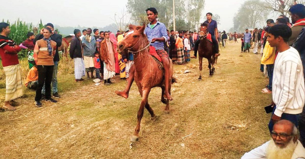 মানিকগঞ্জে শত বছরের ঐতিহ্যবাহী ঘৌড়দৌড় প্রতিযোগিতা অনুষ্ঠিত
