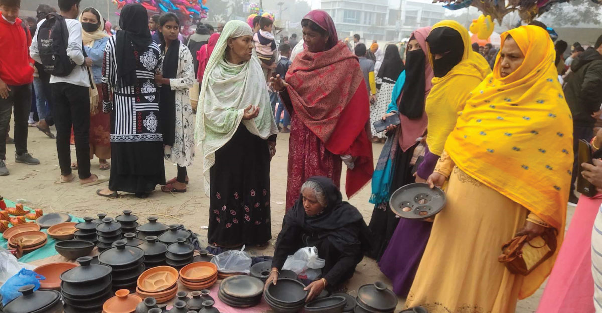 ধামরাইয়ে চলছে ঐতিহ্যবাহী সাকরাইন মেলা