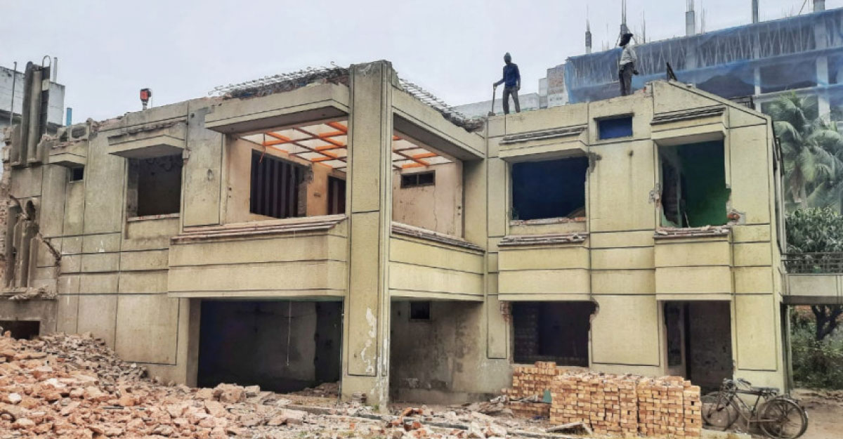 ভেঙে ফেলা হচ্ছে এরশাদ শিকদারের সেই ‘স্বর্ণকমল’