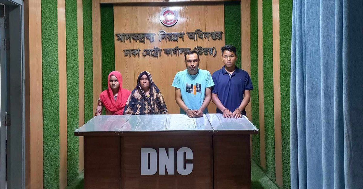 অভিনব কৌশলে তৎপর মাদক কারবারিরা, দুই নারীসহ গ্রেফতার ৫