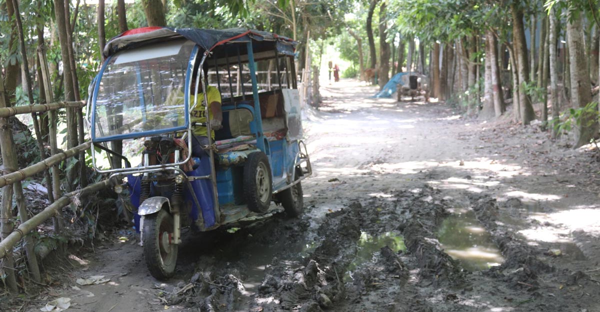 কাঁচা রাস্তায় ৪ গ্রামবাসীর ভোগান্তি