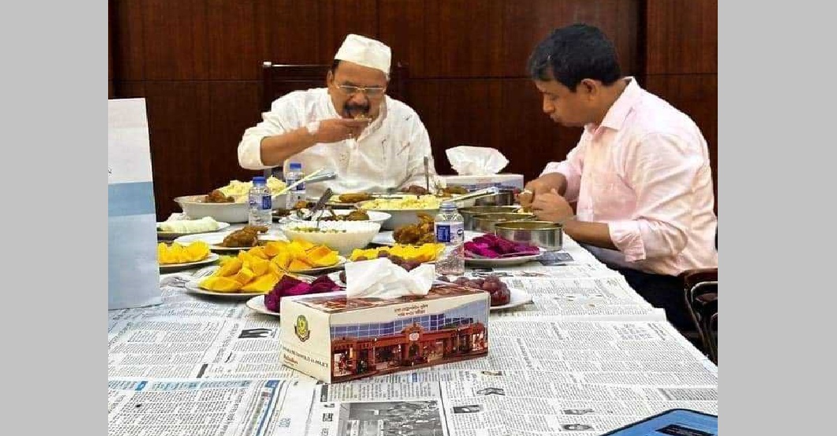 গয়েশ্বরকে ডিবি কার্যালয়ে আপ্যায়ন