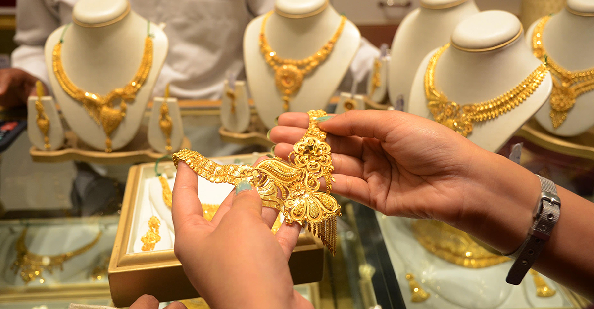 দেশে রেকর্ড, বিশ্ববাজারে হু হু করে কমছে স্বর্ণের দাম