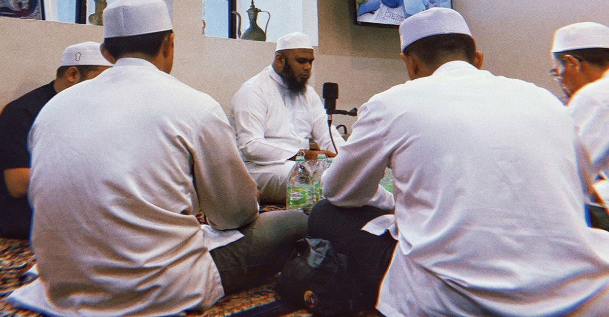 মসজিদে দুনিয়াবি কথা কি হারাম?