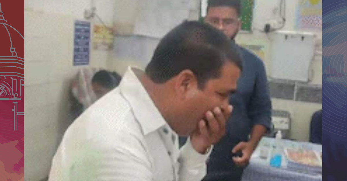 ধরা পড়তেই ঘুষের টাকা গিলে ফেললেন সরকারি কর্মকর্তা!