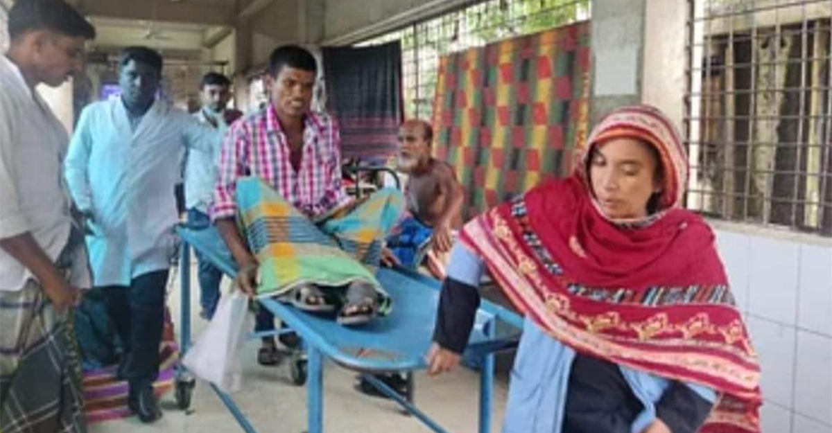 ছোবল দেওয়া বিষধর ‘রাসেল ভাইপার’ সাপ হাতে হাসপাতালে কৃষক