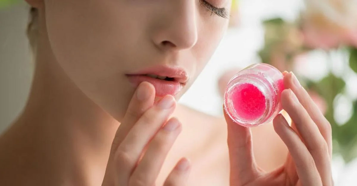 ঠোঁটের চামড়া উঠছে? ব্যবহার করুন এই ৫ স্ক্রাব