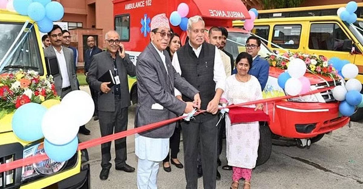 নেপালকে অ্যাম্বুলেন্স ও স্কুলবাস উপহার দিল ভারত