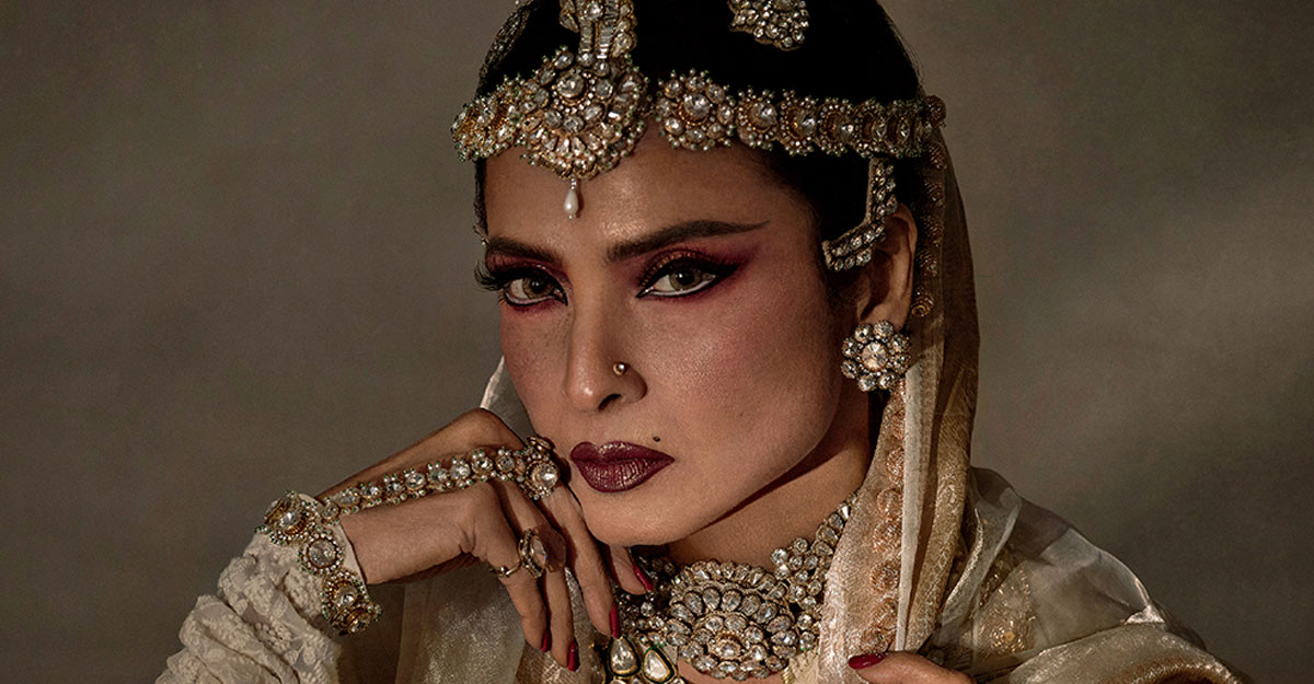 নারী সহকারীর সঙ্গে ‘লিভ ইন’ করেন রেখা!