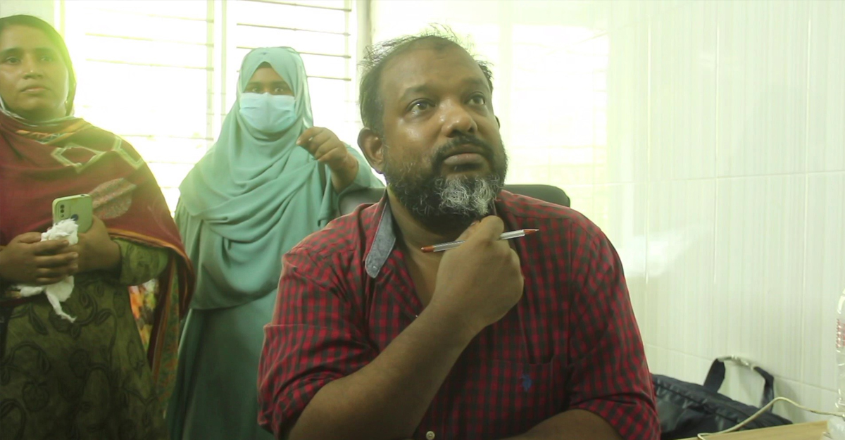 চিকিৎসা নিতে গিয়ে ডাক্তারের চড়-থাপ্পড় খেলেন রোগী