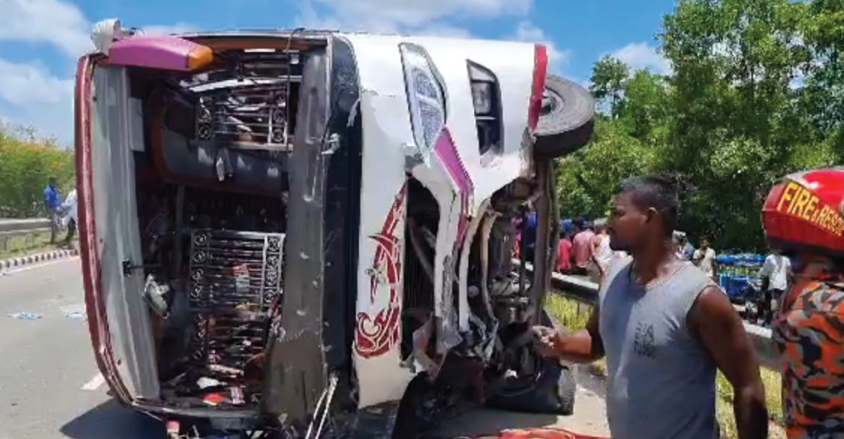 ফরিদপুরে হানিফ পরিবহনের বাস উল্টে নিহত এক