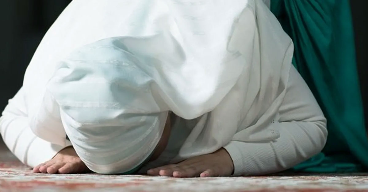 ‘আমাকে যেভাবে দেখেছ সেভাবে নামাজ পড়ো’ হাদিসে কি নারীও উদ্দেশ্য?