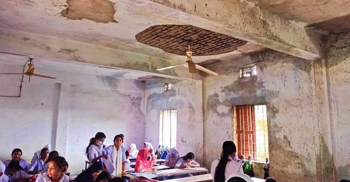 সুনামগঞ্জে বিদ্যালয়ের ছাদের পলেস্তারা খসে পড়ে আহত ৬ ছাত্রী