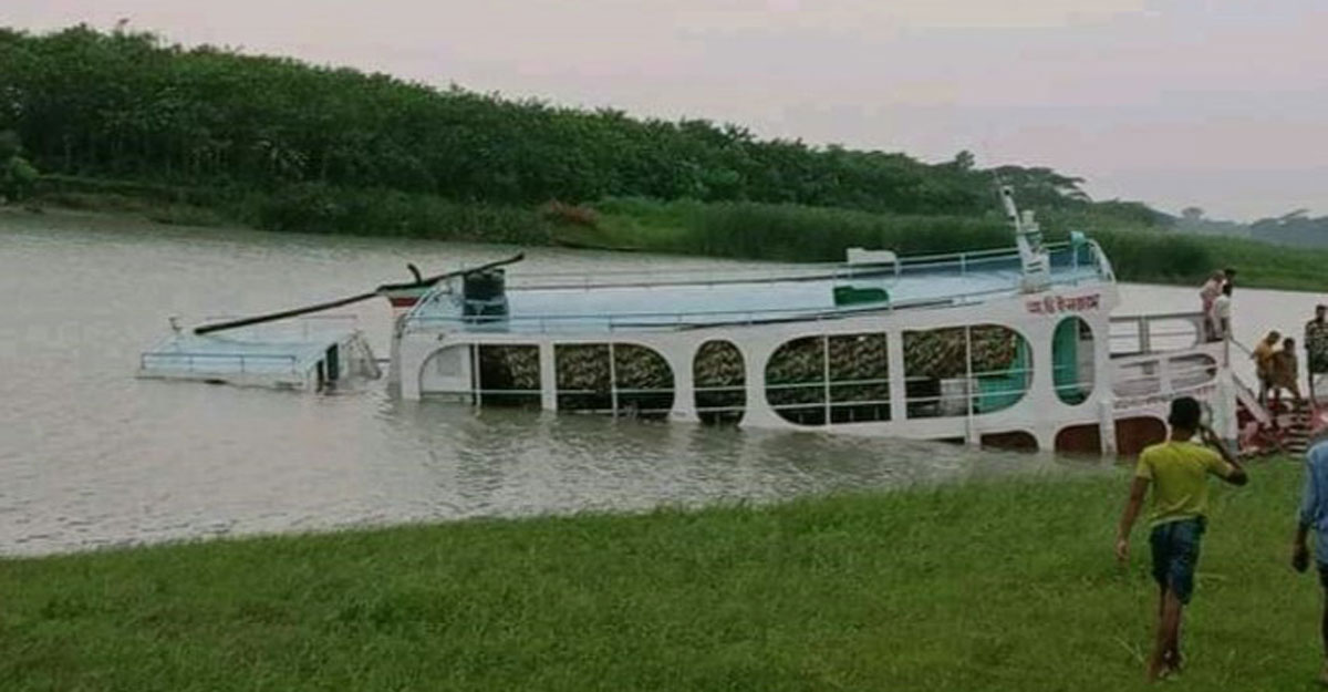 বরিশালে ঝড়ের কবলে ডুবে গেলো যাত্রীবাহী লঞ্চ