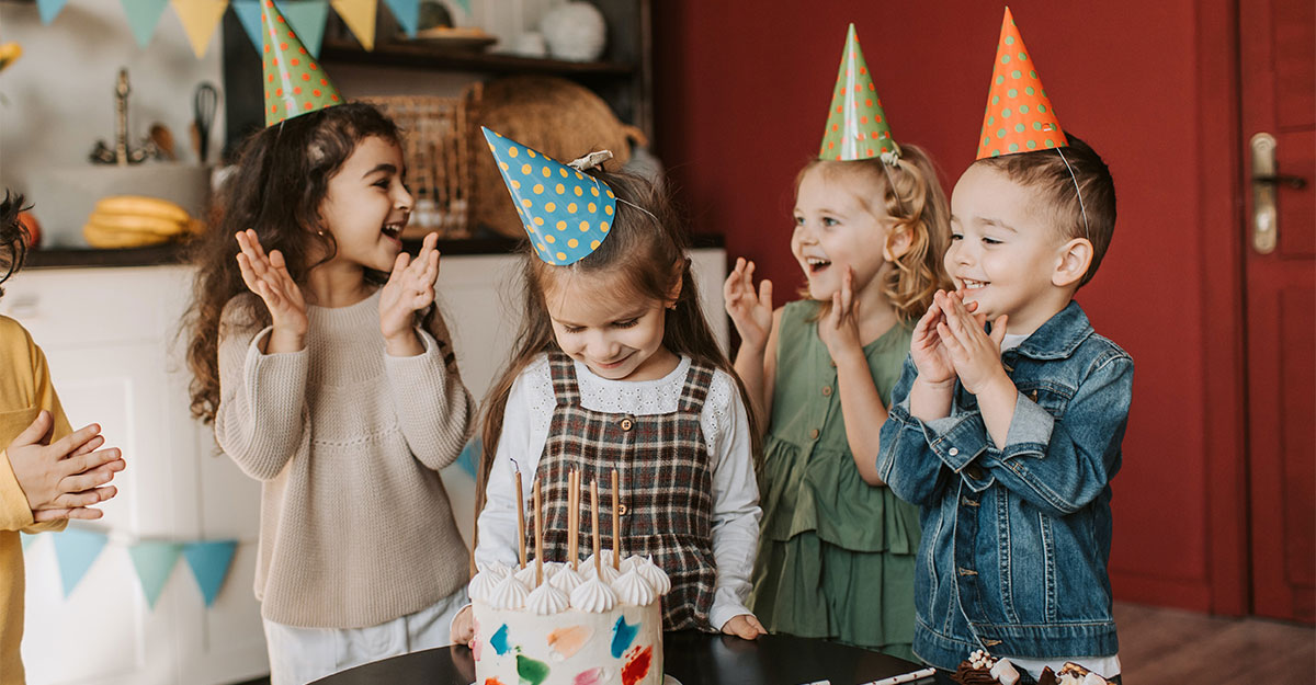 জন্মদিনে কেন কেক কাটা হয়?