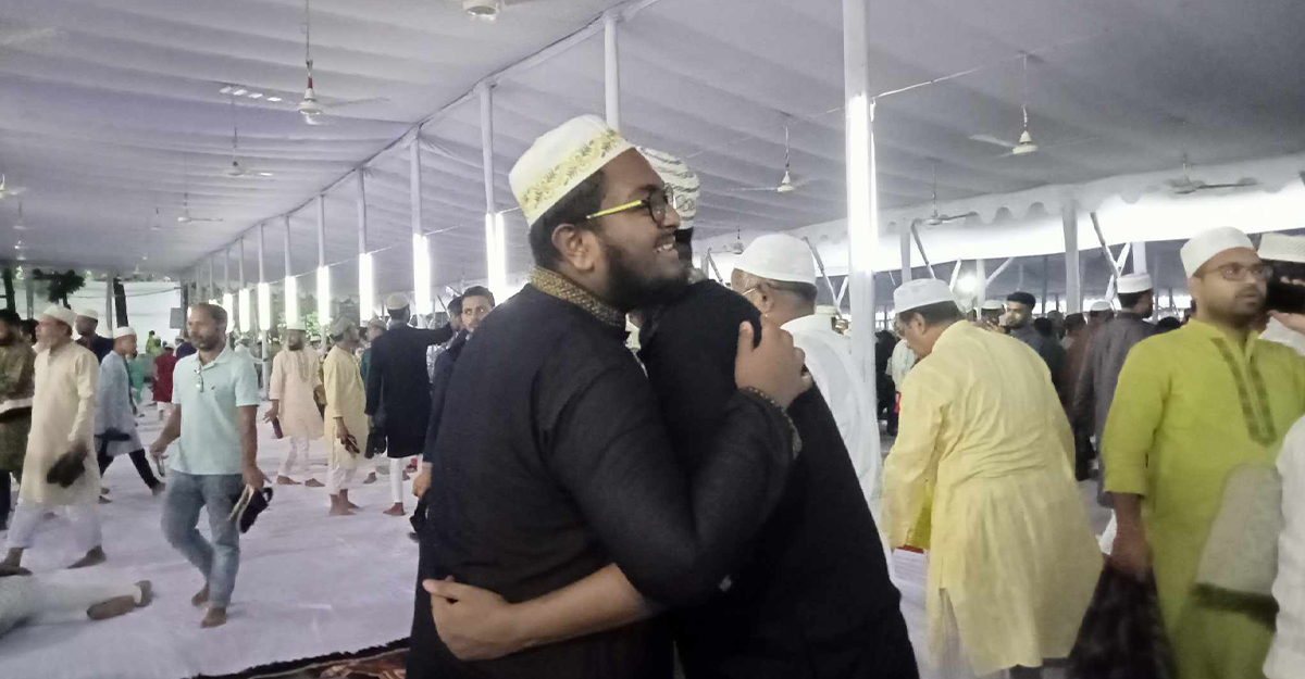 ঈদের জামাত শেষে মুসল্লিদের কোলাকুলি