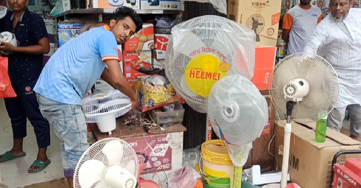 ঠাকুরগাঁওয়ে চার্জার ফ্যান সংকট, দাম বেড়েছে কয়েকগুণ