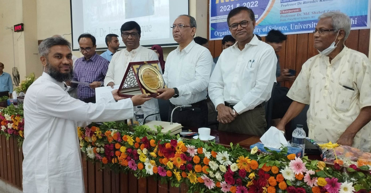 ডিন’স অ্যাওয়ার্ড পেলেন রাবির ১০২ শিক্ষক-শিক্ষার্থী