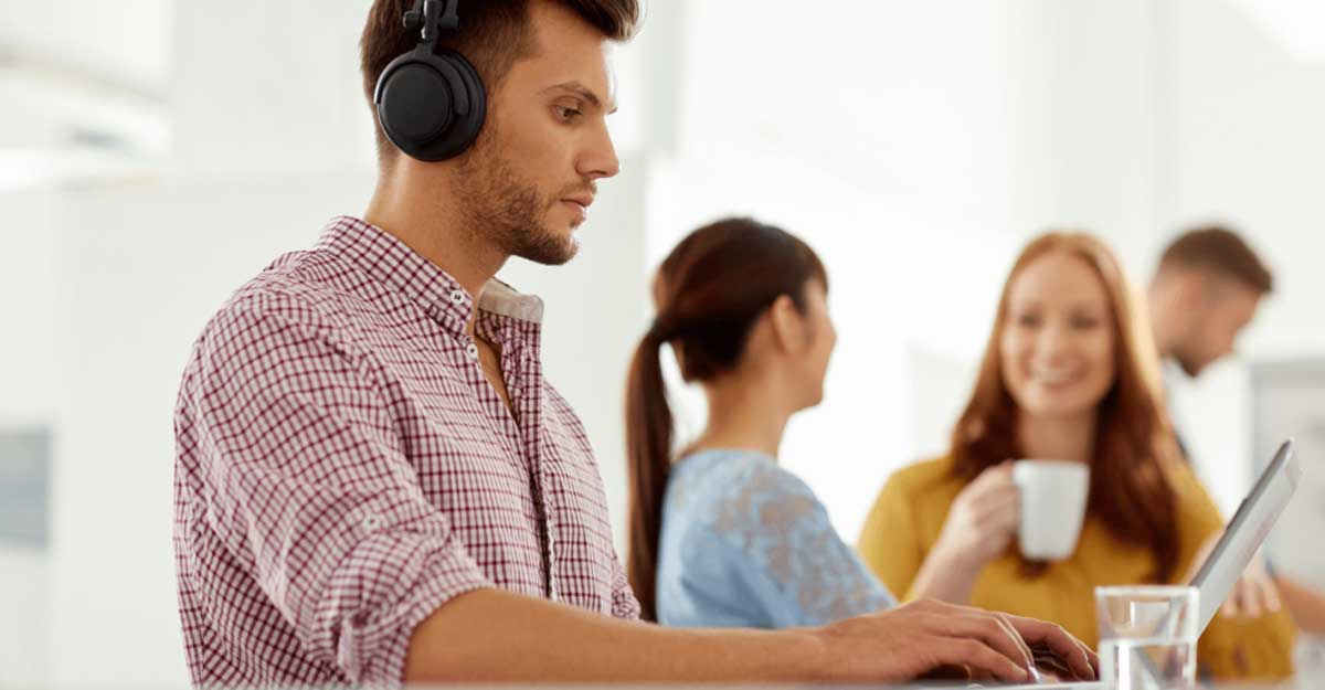 একটানা ইয়ারফোনে গান শুনে শ্রবণশক্তি হারালেন তরুণ