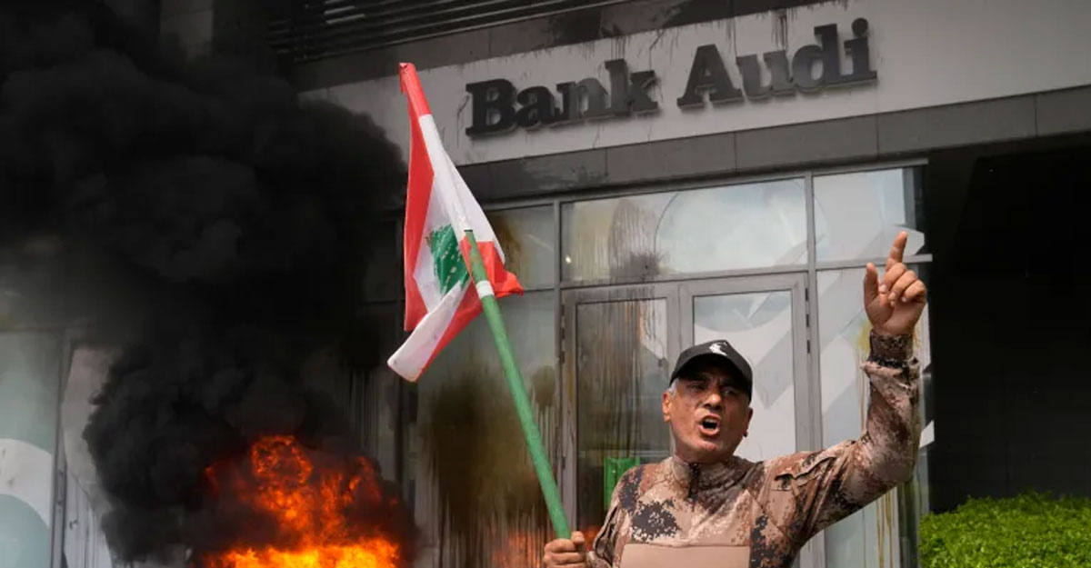 লেবাননে একাধিক ব্যাংকে হামলা, জমানো অর্থ ফেরত চান সাধারণ মানুষ