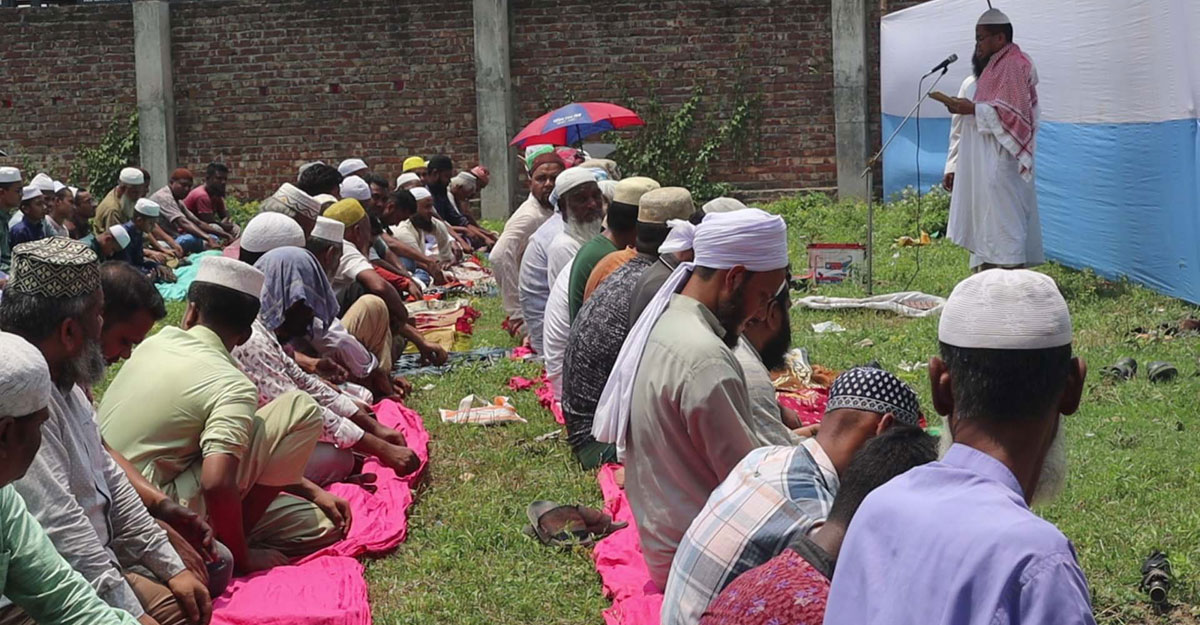 নওগাঁয় বৃষ্টি কামনায় ইসতিসকার নামাজ আদায়