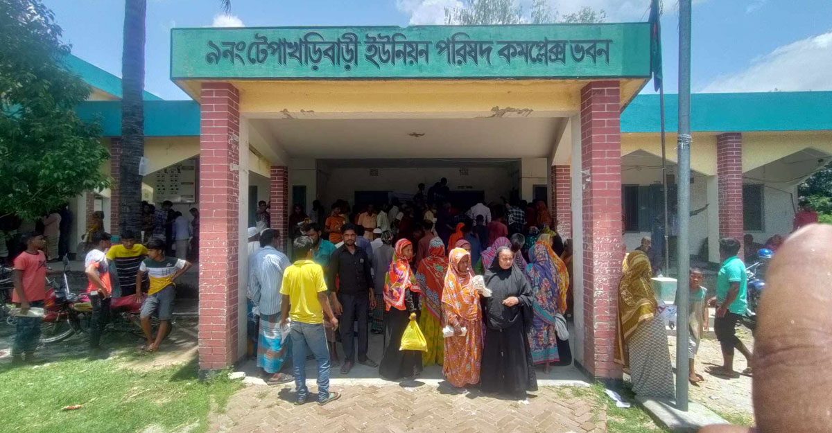 চাল বিতরণে অনিয়ম, সংবাদ সংগ্রহে গিয়ে হেনস্তার শিকার সাংবাদিক