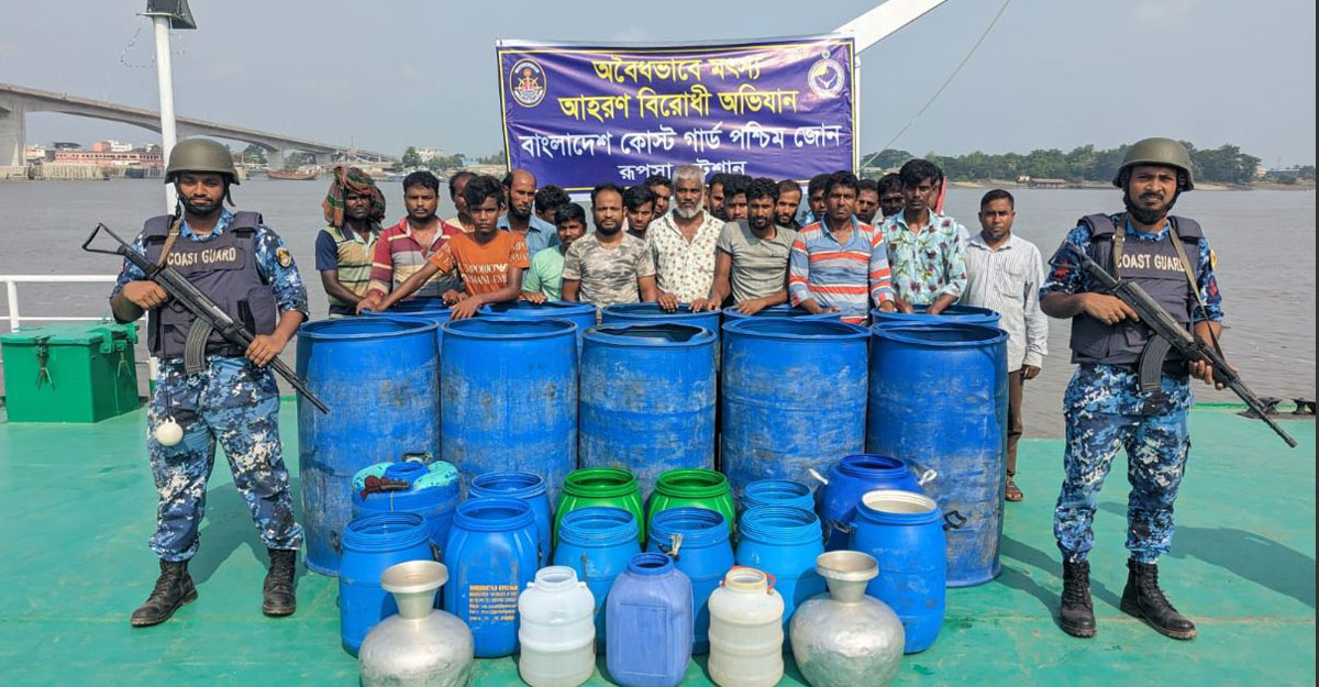 বিপুল পরিমাণ চিংড়ির রেণু পোনাসহ আটক ২৩