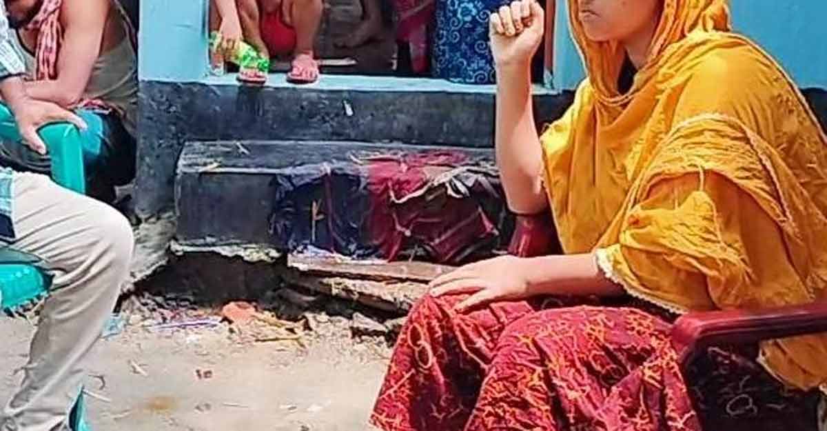 বিয়ের দাবিতে চাচা শ্বশুরের বাড়িতে ভাতিজা বউয়ের অনশন