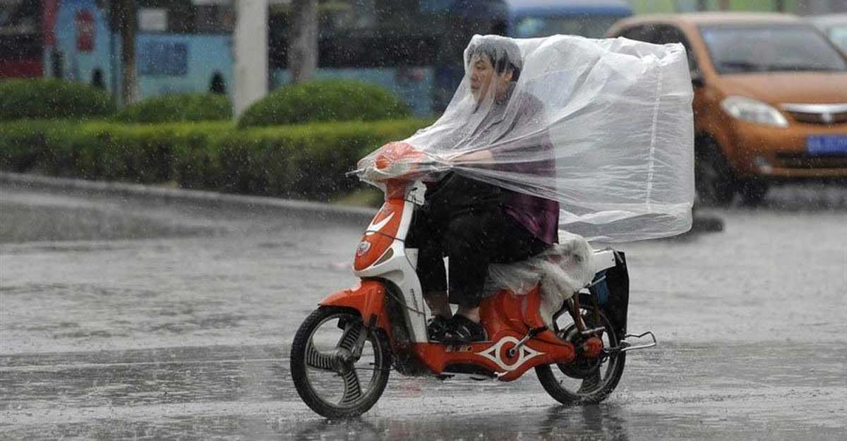 বৃষ্টিতে নিরাপদে মোটরসাইকেল চালানোর উপায়