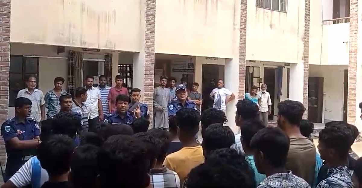 স্কুল ফাঁকি দিয়ে পার্কে আড্ডা, ৬০ শিক্ষার্থীকে আটক