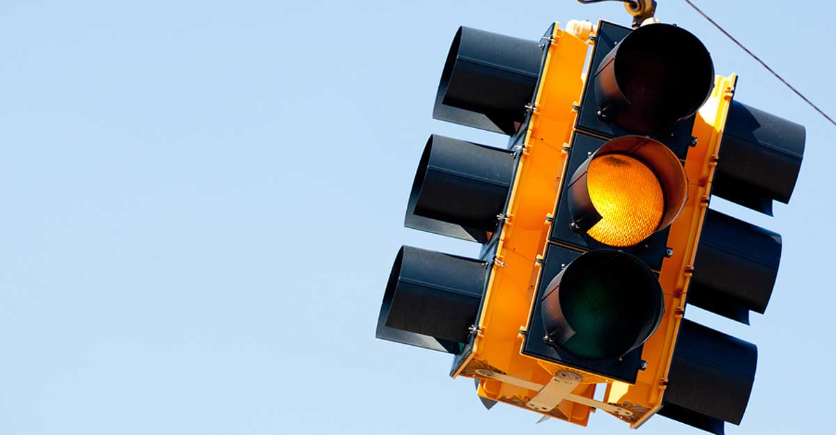 সবুজের পরিবর্তে হলুদ সিগন্যালে ট্রেন চলে কেন?