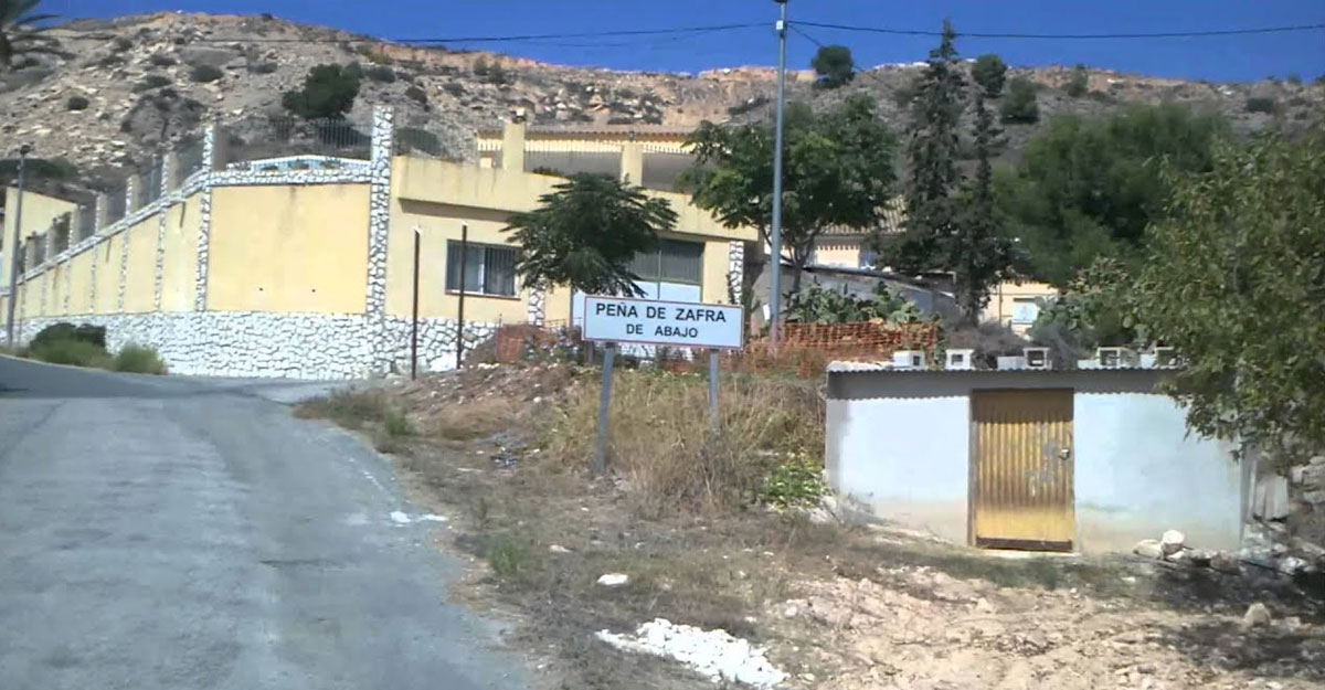 পরিচিতি বাড়াতে নগ্ন হচ্ছেন যে গ্রামের মানুষ