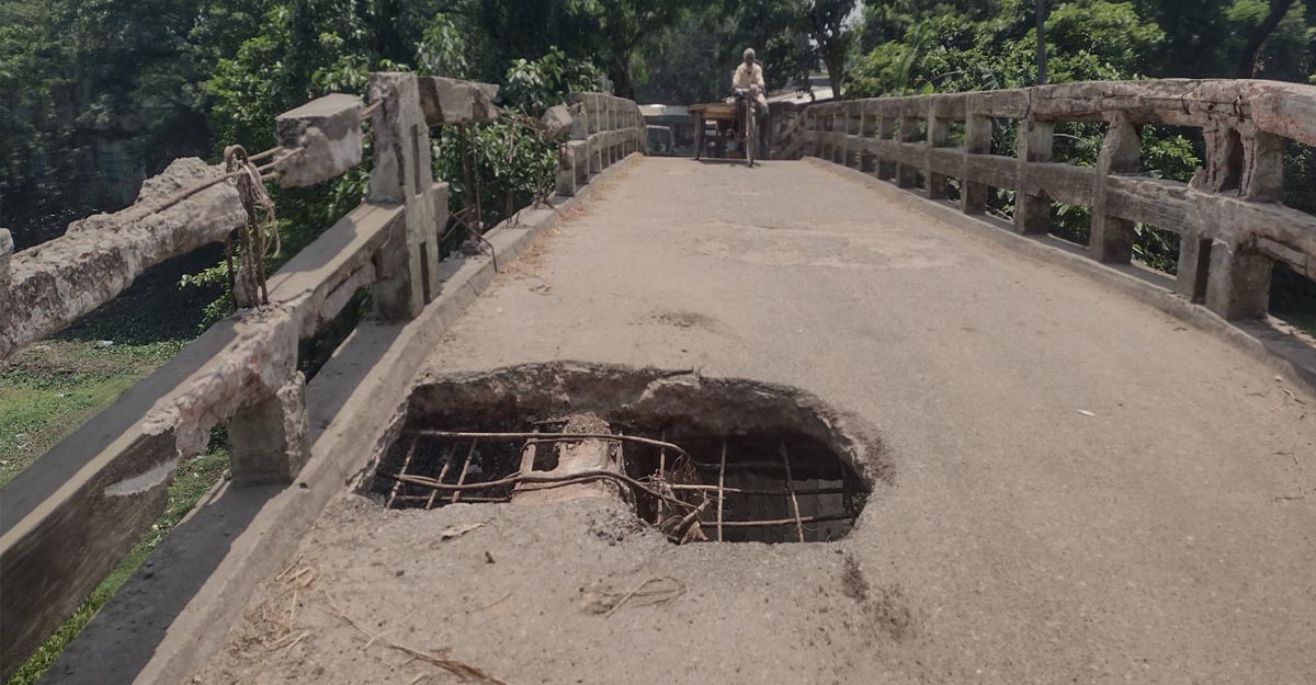 ঝুঁকিপূর্ণ সেতু দিয়ে চলাচল, বিপাকে পথচারী