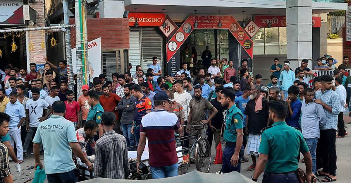 ট্রাকের ধাক্কায় প্রাণ গেল মোটরসাইকেল চালকের