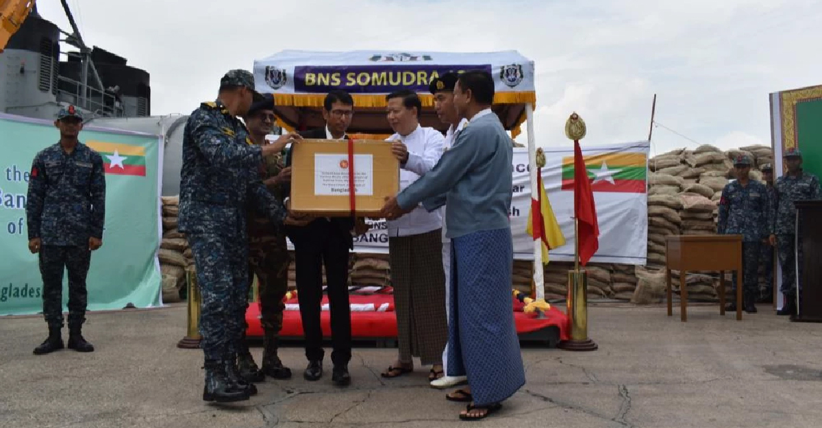 মোখায় ক্ষতিগ্রস্ত মিয়ানমারে বাংলাদেশের পাঠানো ত্রাণ হস্তান্তর